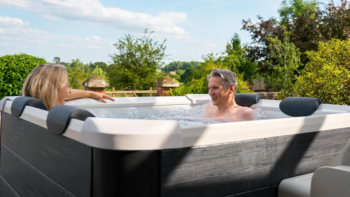 MSpa Oslo Plus SPA bañera de hidromasaje Exterior para 6 Personas, Pared Exterior Sólido, Iluminación LED, Uso Todo el Año, Resistente al Invierno (Oslo Plus | 180x180x65 cm)
