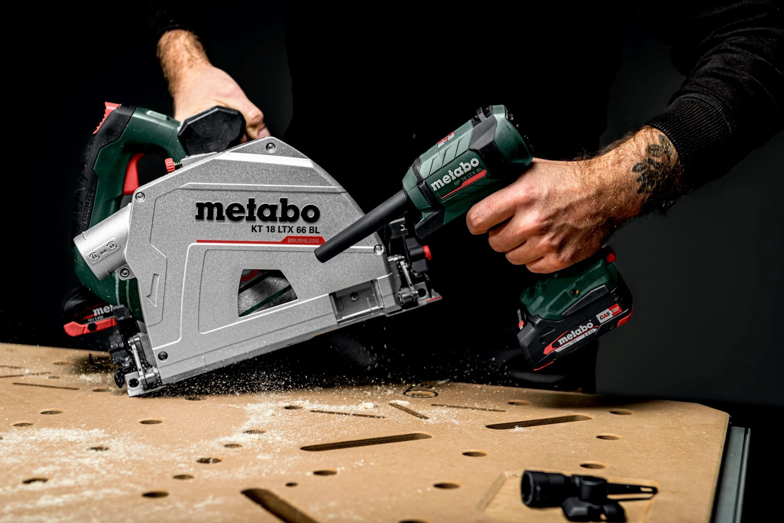 metabo Pistola de soplado inalámbrica BP 18 LTX BL - 18 V, motor sin escobillas, volumen de aire de 0,7 m³/min, velocidad de aire de 122 m/s, luz de trabajo LED, versátil para limpiar, soplar, inflar