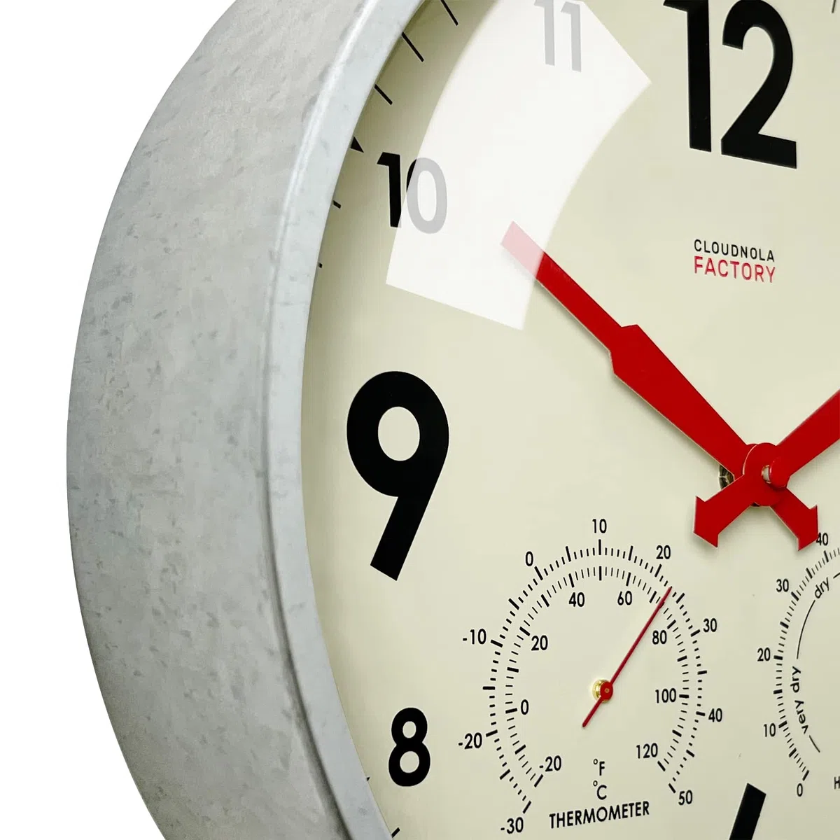Cloudnola Reloj de pared de metal impermeable para interiores y exteriores con termómetro e higrómetro, gris zinc, reloj redondo silencioso de 18 pulgadas, funciona con pilas, para patio