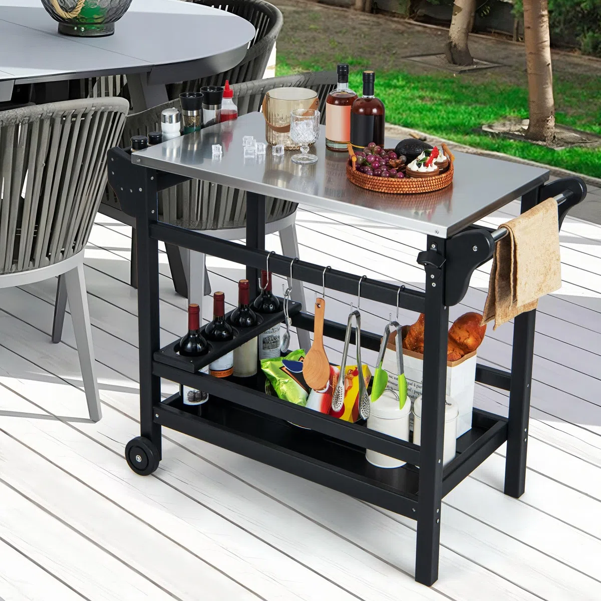 GYMAX Carro de Parrilla Móvil para Exteriores, Mesa de Trabajo de HDPE con Tablero de Acero Inoxidable, Estante, Estante para Vinos, Ganchos, Mesa Portátil para Parrilla para Barbacoa con Asa y Ruedas