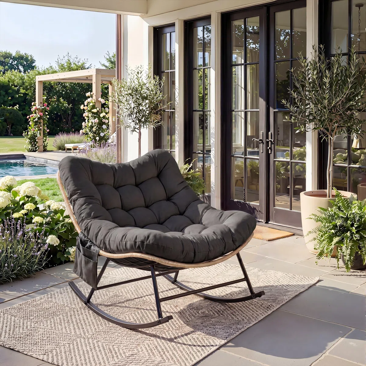 Garvee Silla Mecedora Robusta para Dos Personas - Cojín Grueso Impermeable, Estructura metálica, Capacidad 450 LB - Patio, jardín o Sala - Ratán Amarillo con cojín Negro, Doble