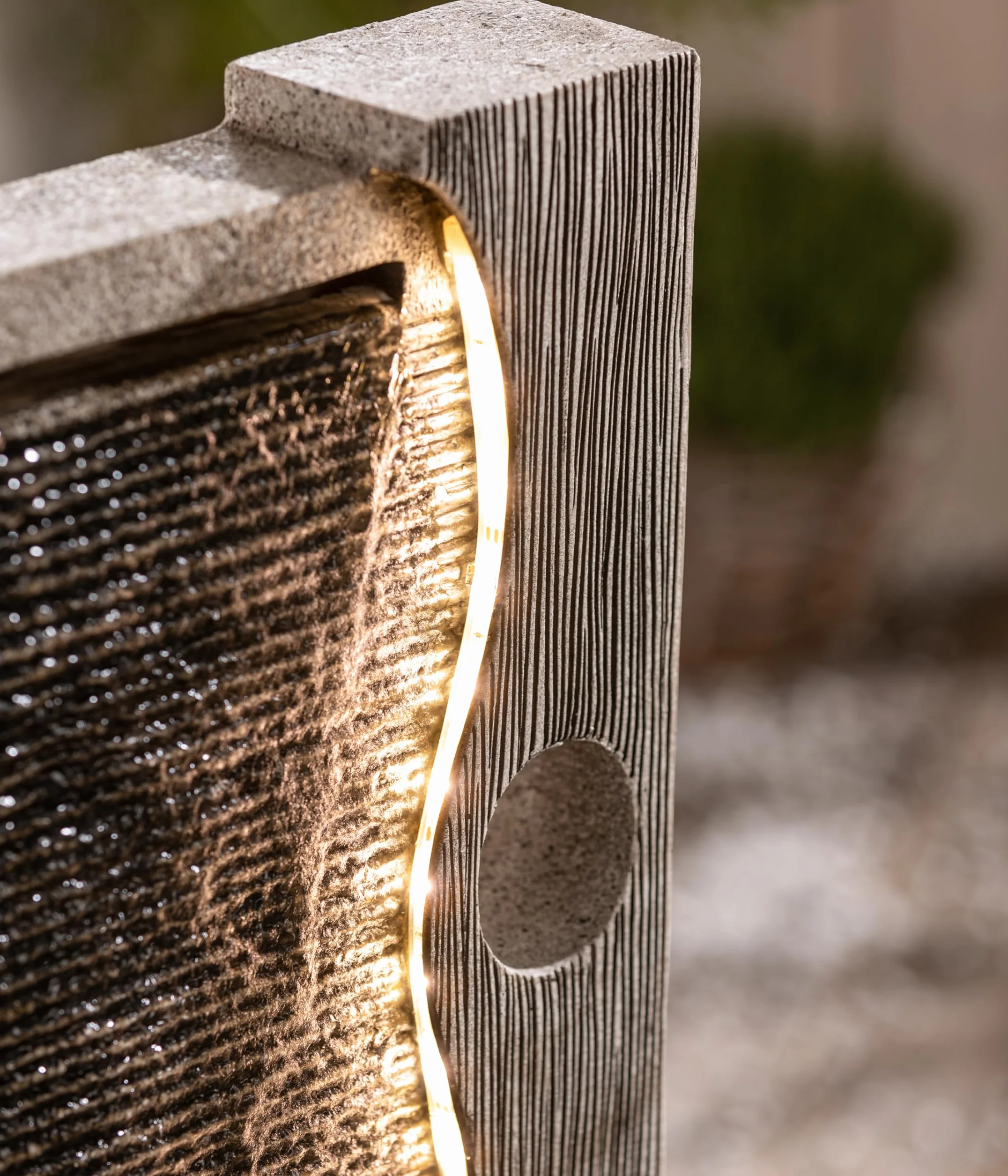 Dehner Fuente de jardín Eclipse con iluminación LED, Aprox. 100 x 40 x 19,8 cm, poliresina, Gris