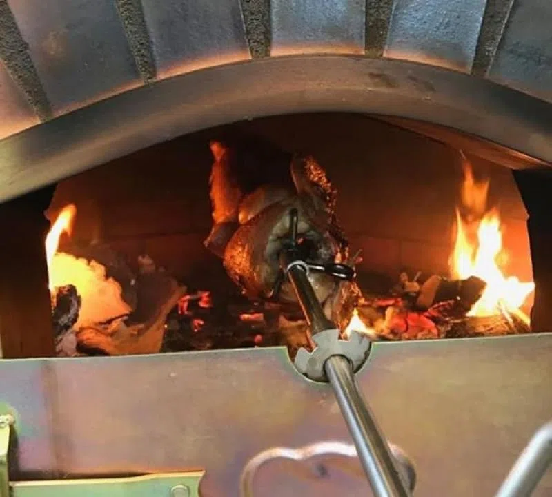 AzJardin- HORNO DE LEÑA MORUNO 80cm- Horno de exterior o interior ideal para asados y pizzas. Puerta hierro zincado. Termómetro instalado en puerta. Fabricado en ladrillo refractario y mortero.