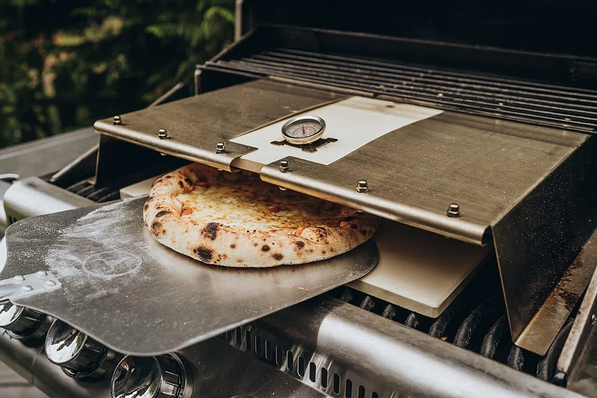 Moesta-BBQ 19597 PizzaCover Flex - Accesorio para pizza de acero inoxidable para parrilla de gas con techo de codierita – ancho ajustable 600-900 mm