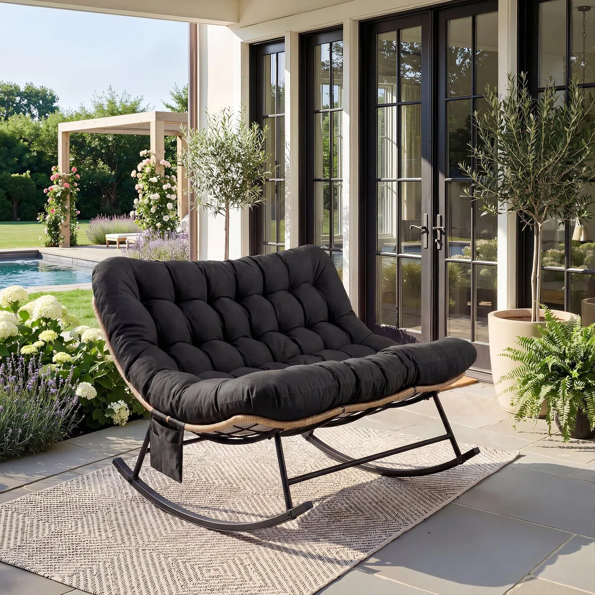 Garvee Silla Mecedora Robusta para Dos Personas - Cojín Grueso Impermeable, Estructura metálica, Capacidad 450 LB - Patio, jardín o Sala - Ratán Amarillo con cojín Negro, Doble
